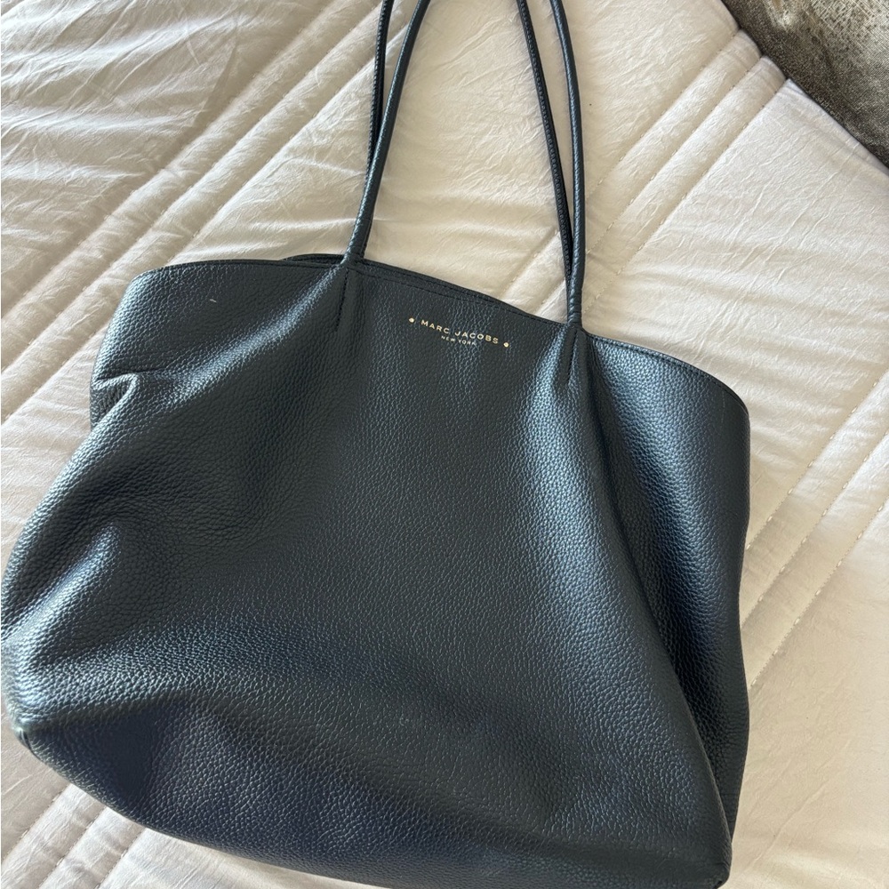 Marc Jacobs Black Tote Sleek Leather Design
